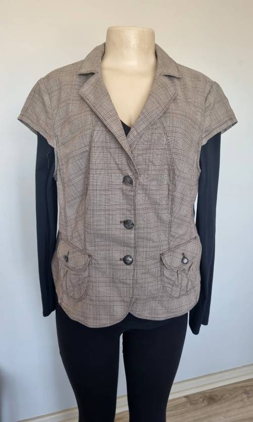 Beautiful Sleeveless check coat