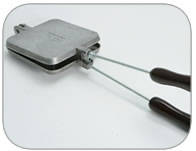 BRAAI - SANDWICH  MAKER - CAST IRON -MAKES PERFECT TOASTED SARMIES