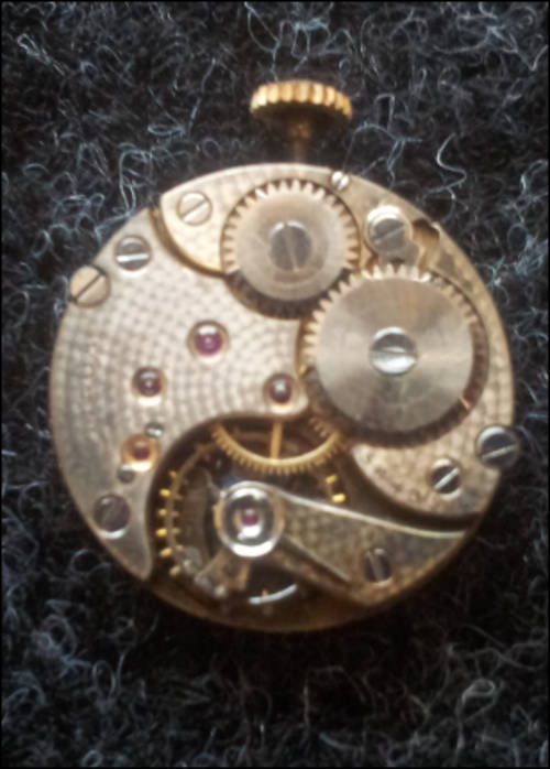***OLD OMEGA WATCH MECHANISM IDEAL FOR WATCH MAKER LOOKING FOR SPARES OR COLLECTOR***