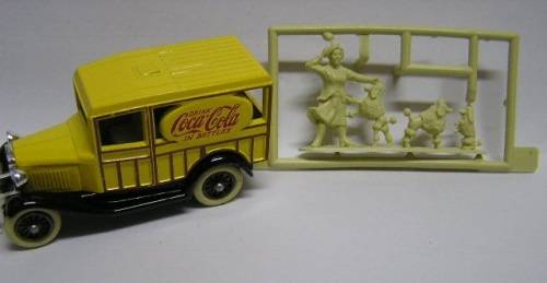 Lledo Days Gone Diecast Model Delivery Van "Coca Cola" + figures 1/76 OO railway scale in pack