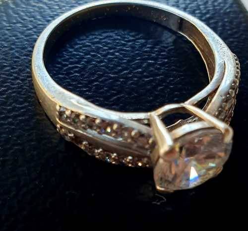 925. Silver Vintage Ring with beautiful stones, very good condition