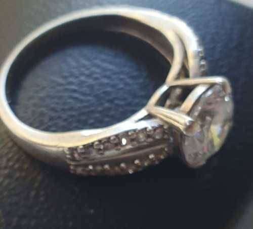 925. Silver Vintage Ring with beautiful stones, very good condition