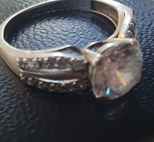 925. Silver Vintage Ring with beautiful stones, very good condition