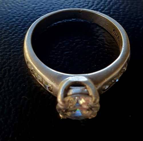 925. Silver Ring with beautiful stones, Very good condition. Vintage!!