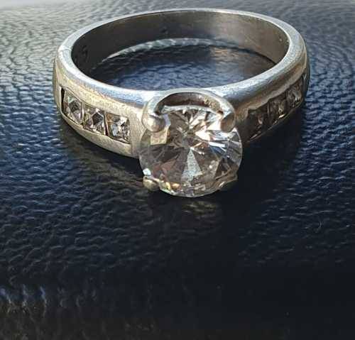 925. Silver Ring with beautiful stones, Very good condition. Vintage!!