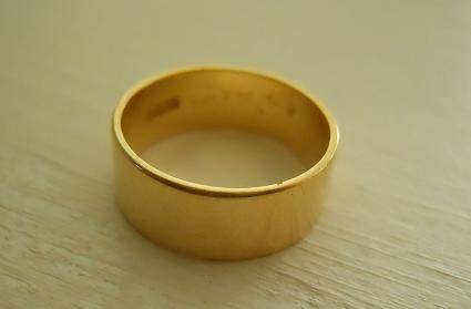 Ladies 18ct Gold Wedding Band