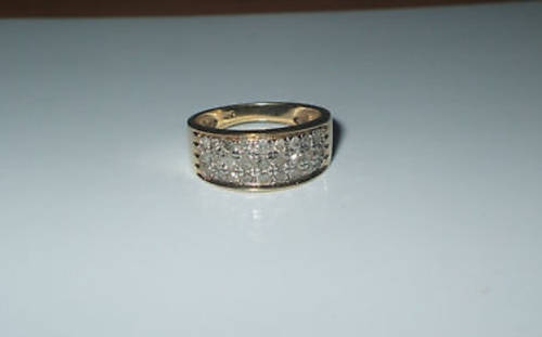 9ct gold and diamond ring aprox 0.65 ct