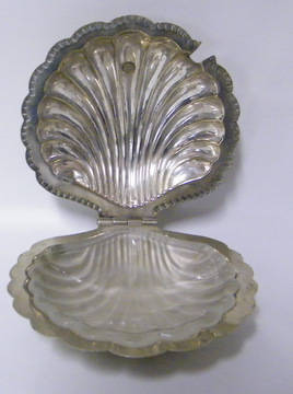 Lovely clam shaped butter dish with hinged lid and glass liner - Crazy R1 N/R!!!