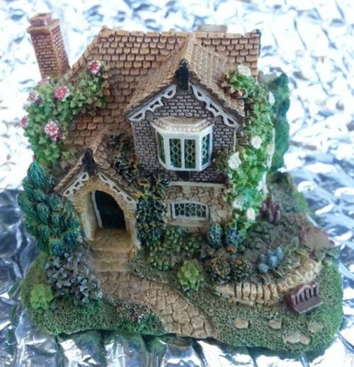 Leonardo Collection - Miniature House with incredible detail - Damage Free!
