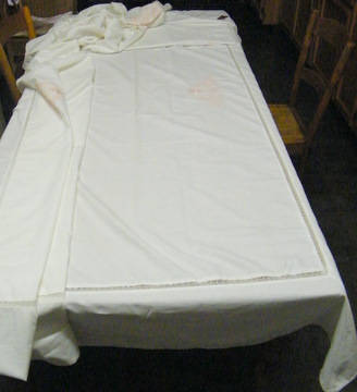 ***R900***  100% Cotton - Large Lace and Embroidered Table Cloth - 2.8x1.8m - AS NEW, Never Used!