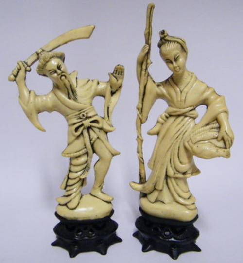 2 Oriental Figures (24cm tall) - R1 N/R!!!