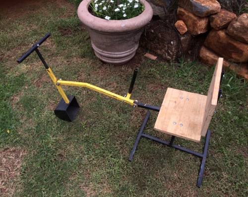 Vintage Style Child's Workable Excavator/ Digger with Lifting Action and Twisting Seat