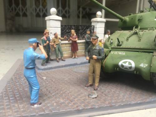 WW2 MODEL DIORAMA 'LIBERATION OF PARIS' LARGE