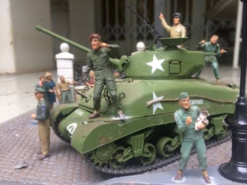 WW2 MODEL DIORAMA 'LIBERATION OF PARIS' LARGE