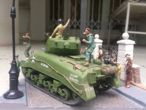 WW2 MODEL DIORAMA 'LIBERATION OF PARIS' LARGE