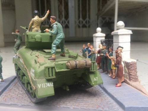 WW2 MODEL DIORAMA 'LIBERATION OF PARIS' LARGE