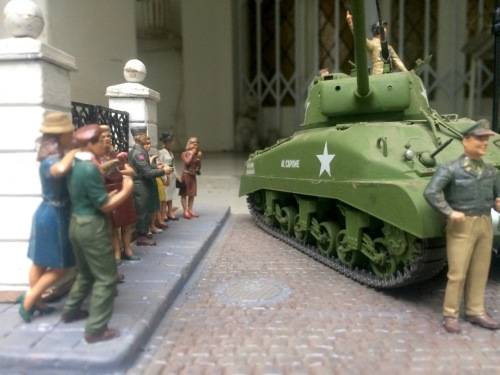 WW2 MODEL DIORAMA 'LIBERATION OF PARIS' LARGE