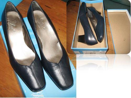 SHOES * Blue/ Navy Ladies * size 4 * Brand NEW * Step on Air *