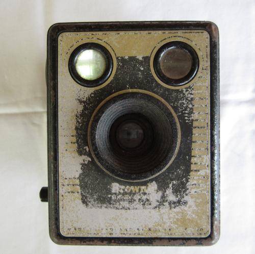 VINTAGE BROWNIE SIX-20 CAMERA