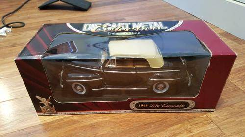 ROAD SIGNATURE 1:18 - 92419 DELUXE EDITION 1948 FORD CONVERTIBLE