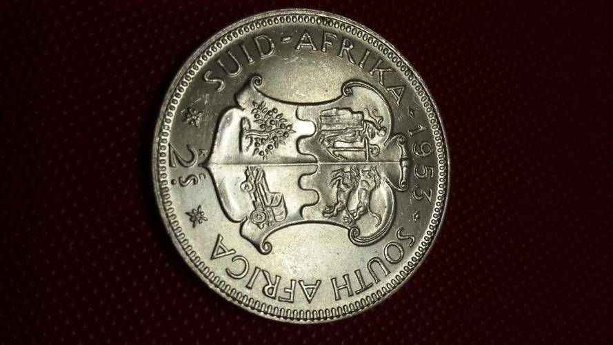SILVER 1953 TWO SHILLING in EXCELLENT CONDITION. 5.655g silver content. REEDED.