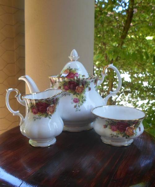 ROYAL ALBERT LARGE TEAPOT ,CREAMER AND SUGAR BOWL ''COUNTRY ROSE'' MINT CONDITION.