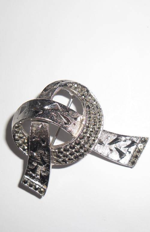 A STUNNING 1950'S STYLE SILVER TONE MARQUISITE BROOCH  MINT CONDITION