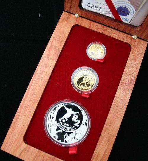 2010 FIFA WORLD CUP COMMEMORATIVE 3 COIN SET 24 KARAT GOLD & SILVER ** R1 **