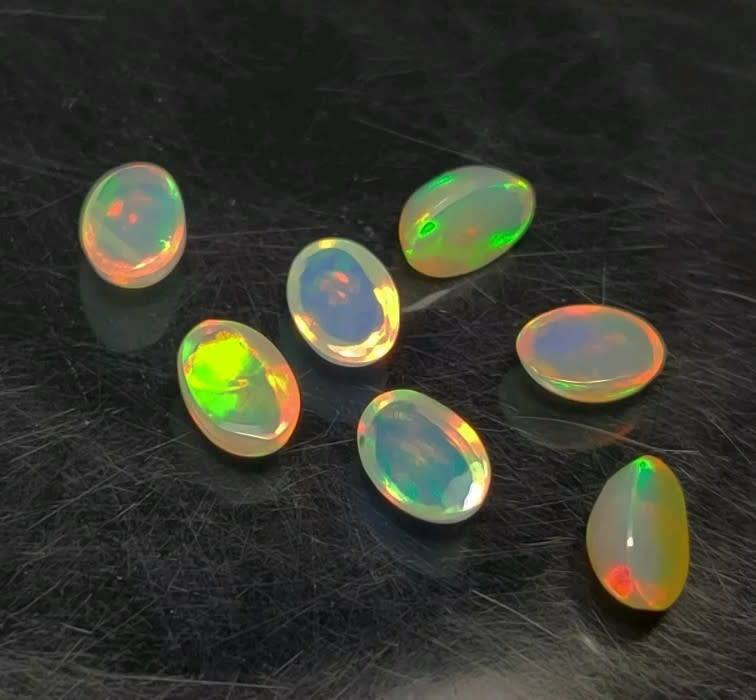 Natural 2.37 Ct White Ethiopian Opals No treatment