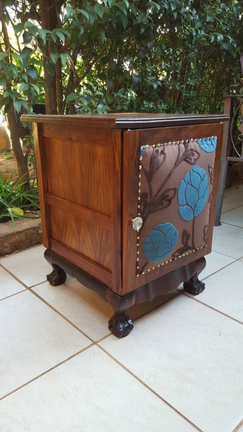 Lovely vintage imbuia pedestal.