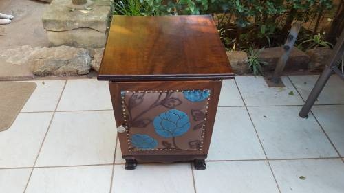 Lovely vintage imbuia pedestal.