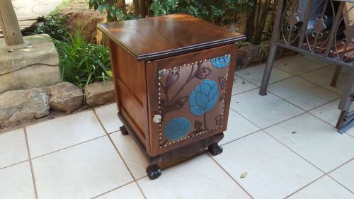 Lovely vintage imbuia pedestal.