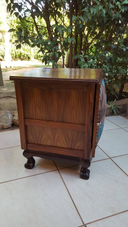 Lovely vintage imbuia pedestal.