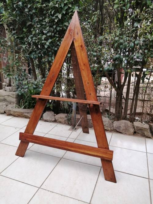 Stunning solid wood sitting easel.
