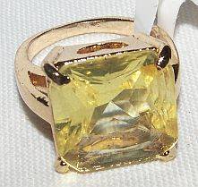 Spoil her this Valentines with this beautiful costume ring.......