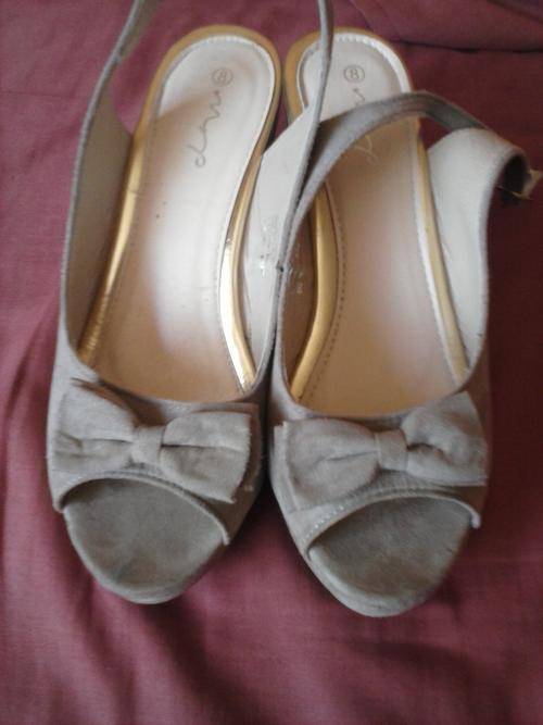 SIZE 8 PEEPTOE BOW WEDGE
