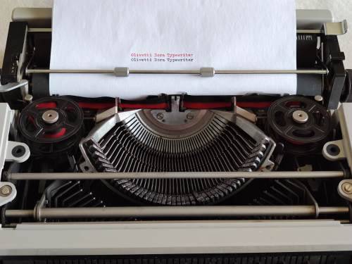 Olivetti Dora Typewriter - Includes Carrying Case + Extras