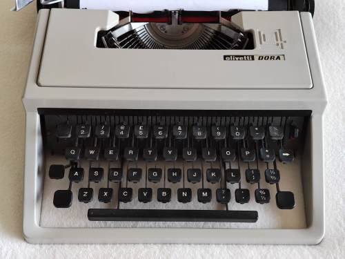 Olivetti Dora Typewriter - Includes Carrying Case + Extras