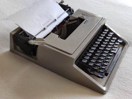 Olivetti Dora Typewriter - Includes Carrying Case + Extras