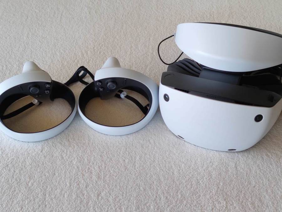 PSVR2 Headset + Controllers - PlayStation 5