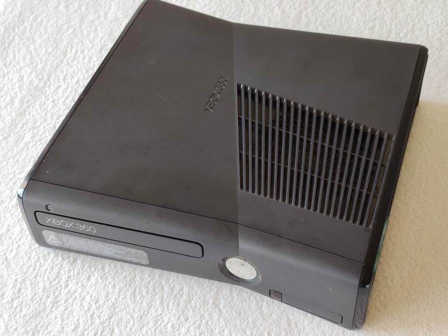 Xbox 360 Slim Console (4GB) + 8 Games