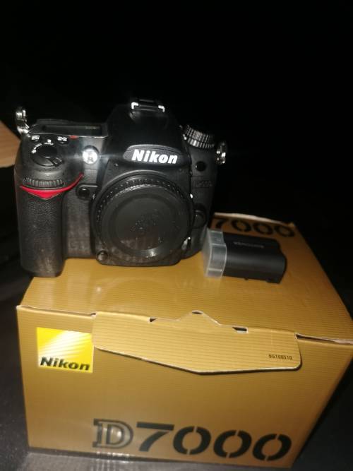 Brand new nikon d7000 body only 16.2 Mp and 1080 HD video recording