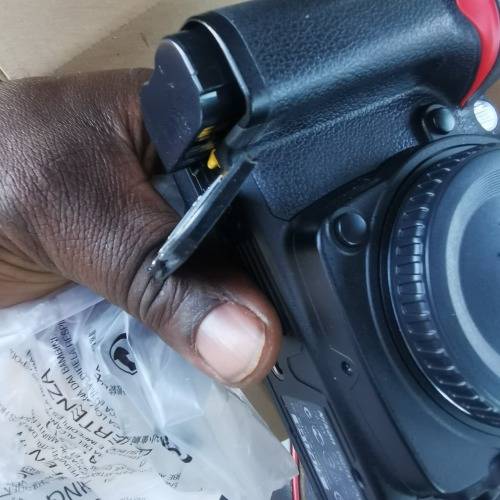 New Nikon d7000 body only 16.2 Mp and 1080 HD video