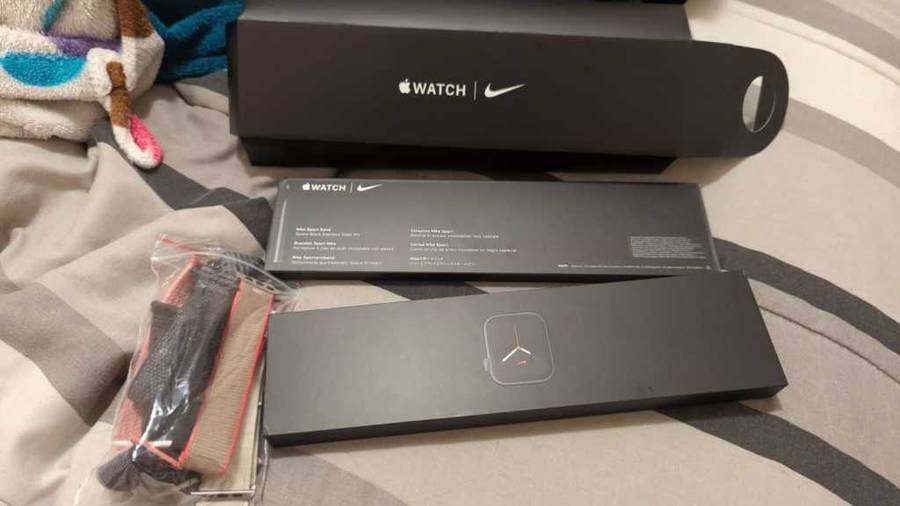 Apple Watch Series 6, 40 mm Nike edition with extra straps