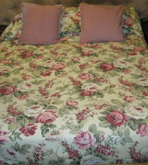 Stunning Rose Bedspread / Quilt Reversible with Matching Striped Cushions Kingsize Bed.