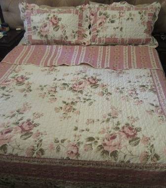 Gorgeous Reversible Queen/ Double Size  Quilted Bedspread with Pink Roses & Matching Pillowcases