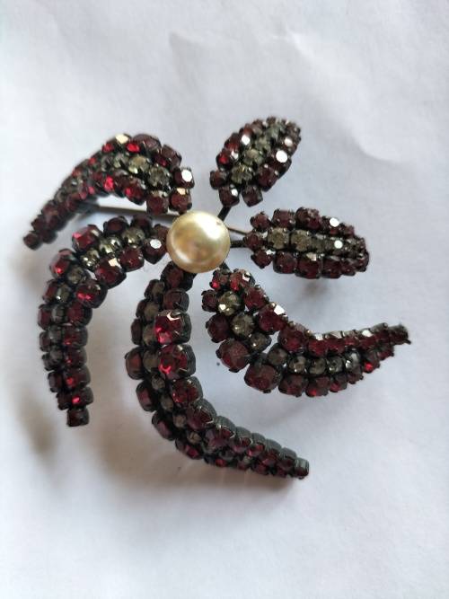 Red Stones Brooch With Pearl