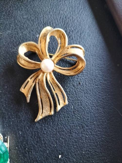 Vintage Pearl Goldtone Brooch