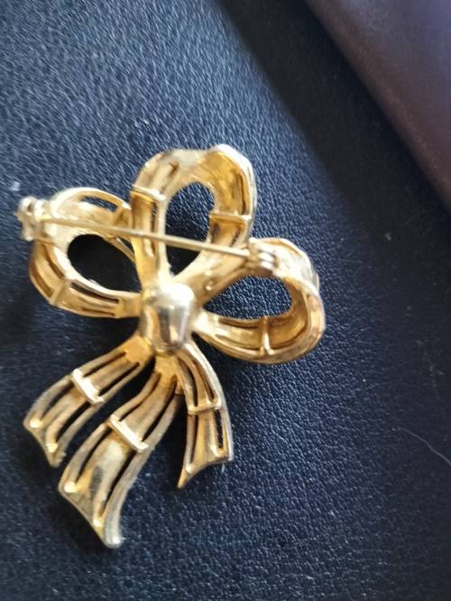 Vintage Pearl Goldtone Brooch