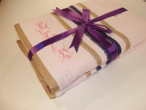 SMASHING AUCTION!!!!****** 3 PIECE EMBOIDERED PINK GUEST TOWEL GIFT SET